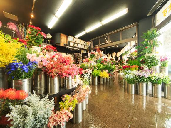 「ＢＡＳＩＣ＆ＴＲＥＮＤ花源」　（鹿児島県南九州市）の花屋店舗写真2